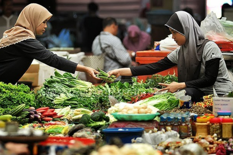 Masyarakat bertransaksi di pasar tradisional (Foto ilustrasi/ist)