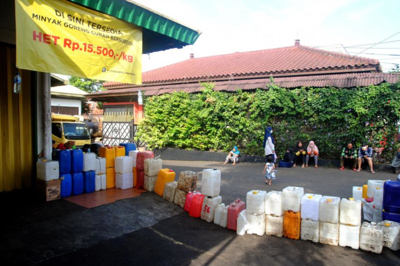Pedagang menaruh jeriken untuk antre membeli minyak goreng curah di kota Bogor, Selasa, 5 April 2022 (Foto ilustrasi).