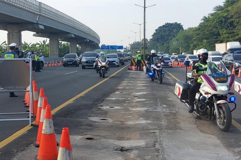 Petugas melakukan penerapan rekayasan lalu lintas di jalan tol (foto: Jasa Marga)