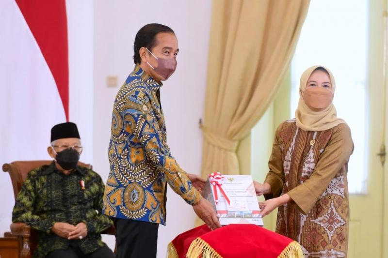 Ketua BPK Isma Yatun menyerahkan LHP LKPP 2021 kepada Presiden Joko Widodo. (foto: Sekretariat Presiden)
