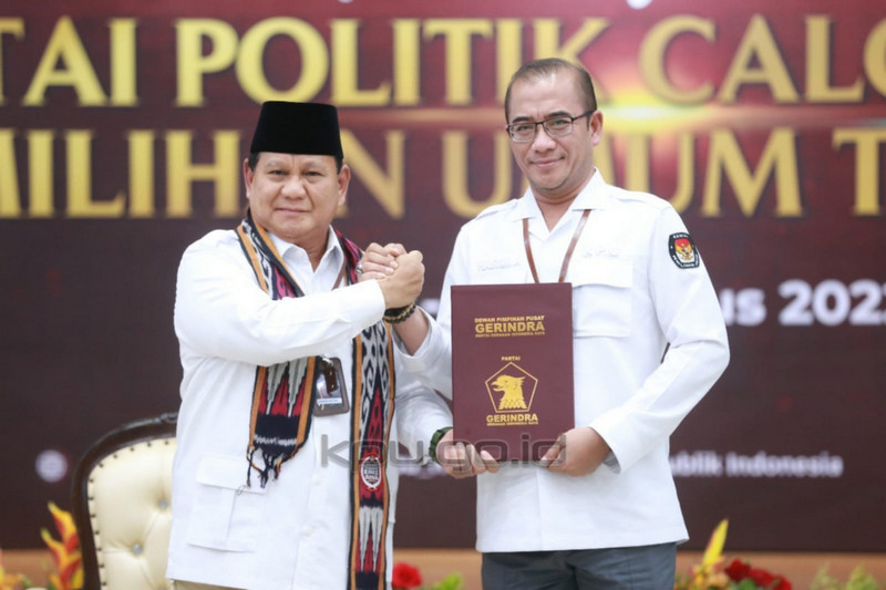 Ketua Umum Partai Gerindra Prabowo Subianto menyerahkan berkas ke KPU (foto: kpu.go.id)