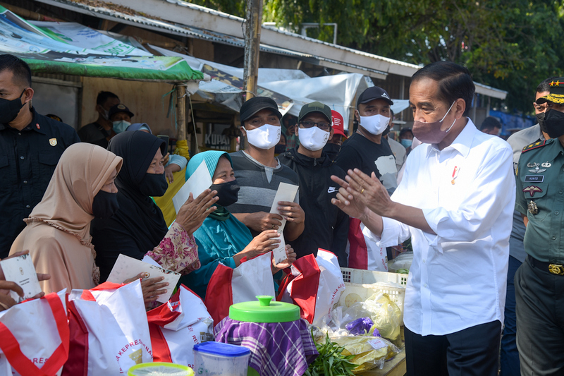 Presiden Joko Widodo saat memberikan bantuan langsung di tengah masyarakat (foto: setneg)