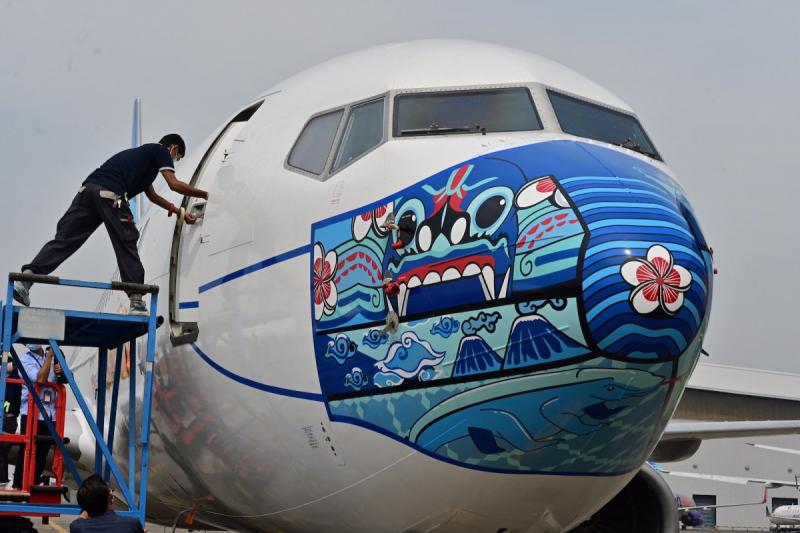 Seorang teknisi sedang memeriksa pesawat milik PT Garuda Indonesia Tbk, beberapa waktu lalu. Menteri BUMN Erick Thohir menyatakan PT Garuda Indonesia sudah menerima dana PMN dari APBN 2022 sebesar Rp7,5 triliun. (Foto: Kementerian BUMN)