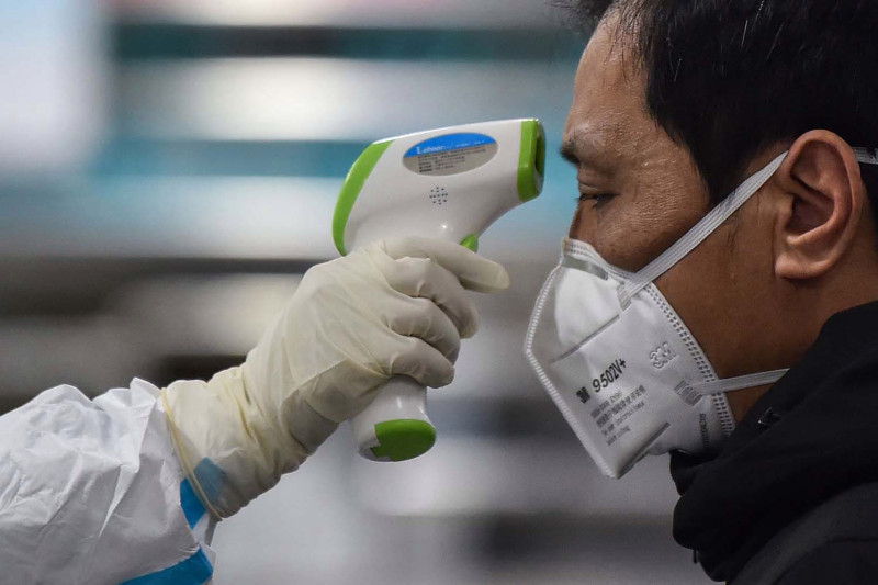 Seorang pasien sedang dicek temperatur badannya oleh petugas medis di Jakarta, beberapa waktu lalu. DJBC akan mengevaluasi insentif fiskal impor alat kesehatan untuk penanganan Covid-19 hingga akhir tahun ini.