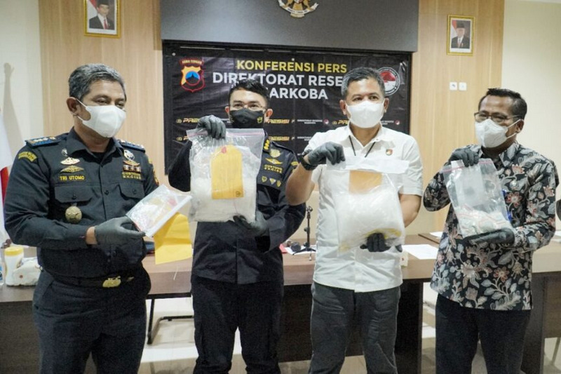 Petugas Bea Cukai Tanjung Emas, Semarang menunjukkan barang bukti narkoba yang diselundupkan lewat pigura kaligrafi (foto: beacukai)