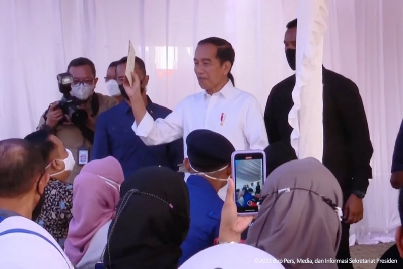 Presiden Jokowi menyerahkan BLT BBM secara langsung ke warga Baubau (foto: biro pers istana)