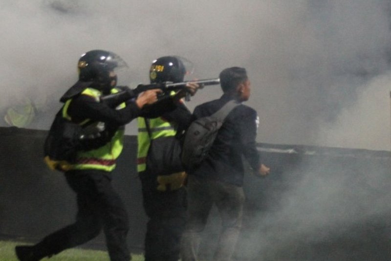 Polisi menembakkan gas air mata ke tribun penonton dalam tragedi Kanjuruhan (foto: antara)