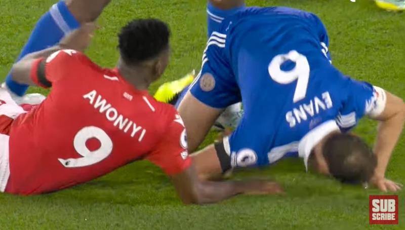 Penyerang Nottingham Forest Taiwo Awoniyi (kiri) saat berjibaku bersama bek Leicester City Jonny Evans yang sama-sama mengenakan ban lengan hitam tanda berduka untuk Tragedi Kanjuruhan, Malang. (Foto: Tangkapan Youtube)