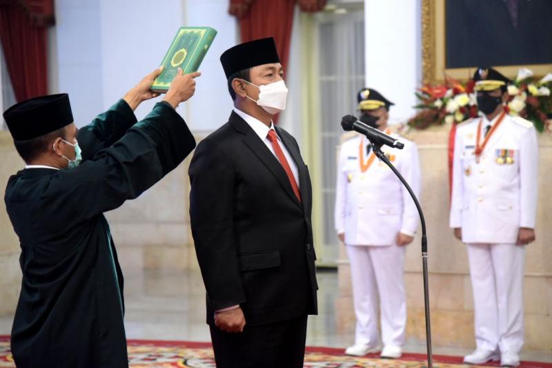 Hendrar Prihadi saat dilantik sebagai Kepala Lembaga Kebijakan Pengadaan Barang/Jasa Pemerintah (LKPP) di Istana Kepresidenan Jakarta, Senin (10/10/2022). (Foto: Setkab)