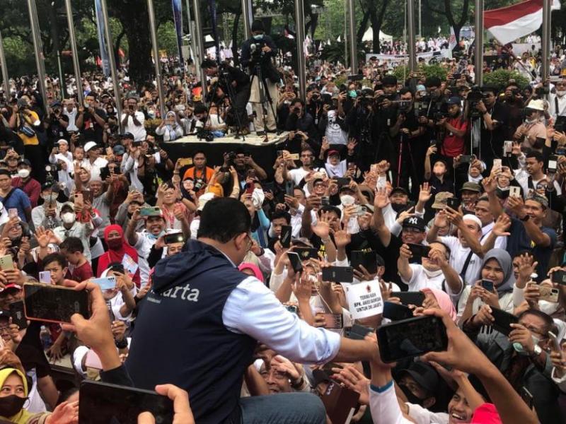 Anies Baswedan (membelakangi kamera) seusai mengucapkan salam perpisahan kepada warga Jakarta di Balai Kota, Gambir, Minggu (16/10/2022).