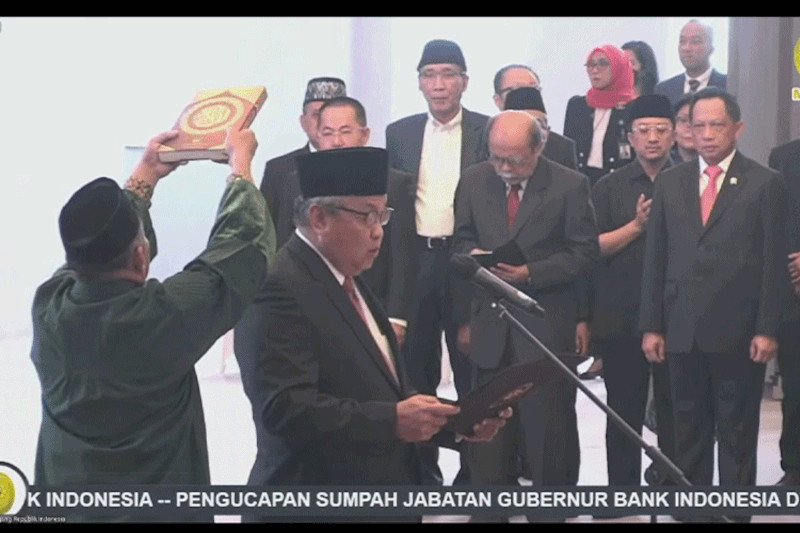 Perry Warjiyo mengucapkan sumpah jabatan Gubernur BI periode 2023-2028 di gedung MA, Rabu, 24 Mei 2023 (Foto: tangkapan layar/Youtube Bank Indonesia)