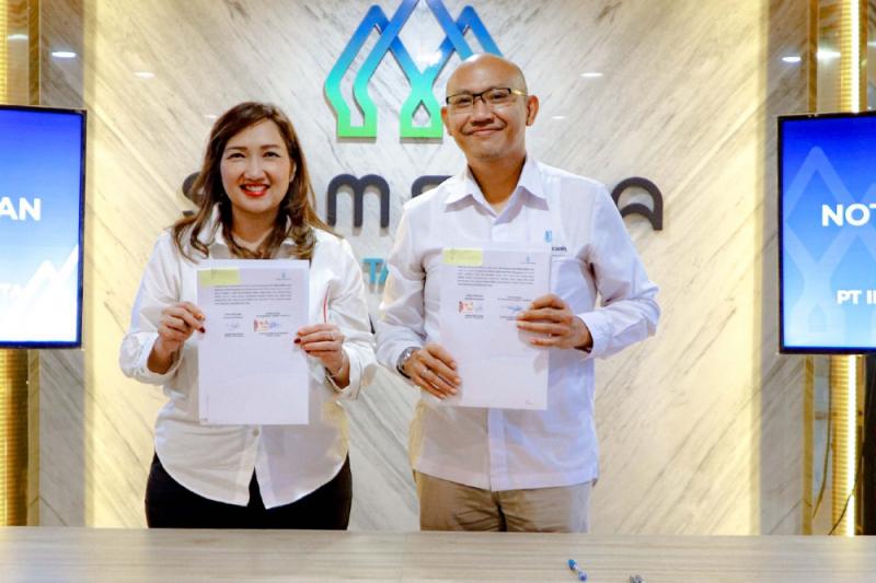Direktur Pemasaran Perum Perumnas Imelda Alini Pohan, dan Direktur Utama ITJ Yulham Ferdiansyah Roestam menunjukkan naskah kerja sama yang ditandatangani di Samesta Mahata Tanjung Barat, Senin (11/12/2023).