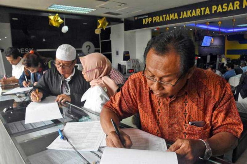 Warga mengisi formulir SPT di kantor pajak (Foto ilustrasi).
