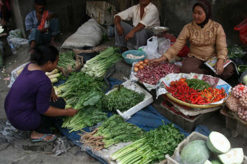 Inflasi pangan seharusnya tidak boleh melampaui 5% (Foto ilustrasi: aktivitas jual beli di pasar tradisional).