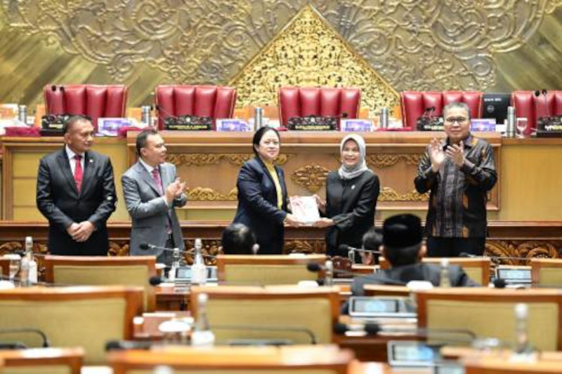 Ketua BPK Isma Yatun menyerahkan IHPS 1-2022 ke ketua DPR Puan Maharani, Selasa, 4 Oktober 2022 (Foto: dok. BPK)